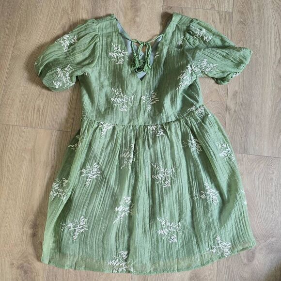 Pink Lily Mini Floral Dress Womens Small Green Pleated Embroidered Formal Preppy - Picture 6 of 6